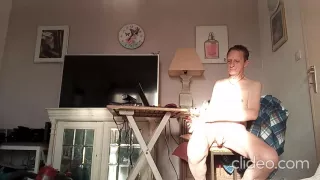 Nackt in der Sonne vor meinem Computer wichse ich mich selbst
