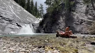 Sexy Frau nimmt einen großen Schwanz mit auf eine Wanderung