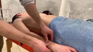 Brust- und Armmassage auf dem Massagetisch