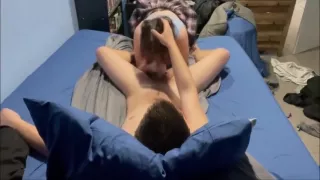 Sexy Femboy im sexy Rock reitet und bläst den Schwanz