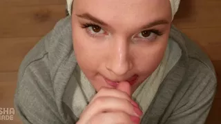 Hinter den Kulissen war ich zu geil Sie gab mir eine helfende Hand und es wehte weg