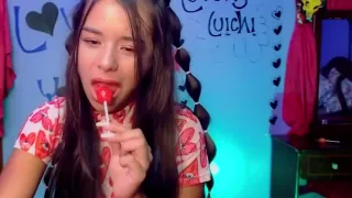 Brünette College Webcamer wird geil, als sie einen Lutscher für dich lutscht