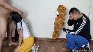 Le Traigo Un Peluche A Pero El Prefiere La Gran Polla De Su Amante Netorare