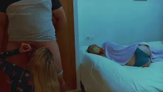 Mientras Mi Hermanastra Esta En Cama , Yo Le Hago Una Mamada A Su Novio Y Semen En Mis Tetas