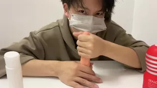 Männlicher College-Student bläst einen dicken Dildo