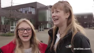 Deutsche Madels Vergnugen Sich In Einer Bibliothek In Berlin