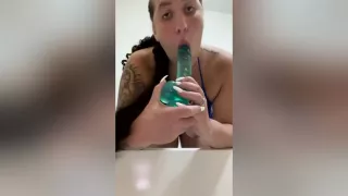 Thick Snowbunny Twerking In The Tub