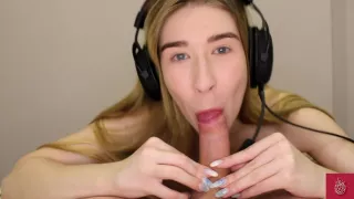 Hun Kan Lide At Sutte Til Musikken