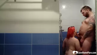 Heißer Sex im Badezimmer mit einem dicken Engel