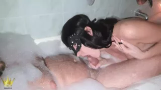 Ragazza Arrapata Lo Fa Sborrare Nella Vasca Da Bagno - Piccolo Dietro Le Quinte