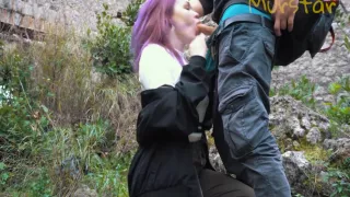 Sie bedankt sich bei ihrem Liebhaber für die Reise