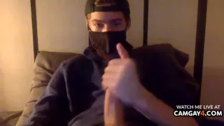 Junge wichst mit seinem langen Schwanz in Live