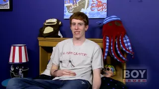 Unbeholfener rothaariger Twink schiebt einen Dildo in das Arschloch