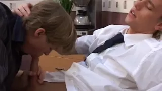 Junger Bürohengst nimmt einen Schwanz in den Arsch bei der Arbeit