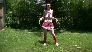 Schulmädchen Milf außerhalb von Hula Hoop und Trampolin