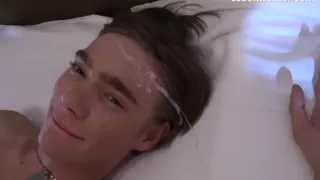 Emo Boy verdient etwas Geld und auch eine riesige Gesichtsbehandlung