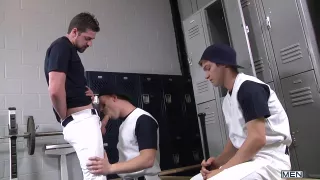 Sex-liebende Mannschaftskameraden lutschen einen Trainerschwanz