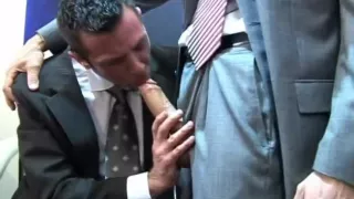 Schwanz-süchtiger Boss schluckt einen sehr harten Schwanz