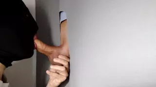 Bisexueller Mann wieder im Gloryhole Wie immer ist alles, was aus seinem Schwanz kommt, köstlich