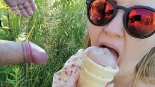 Morozhennoe S Toppingom Na Prirode