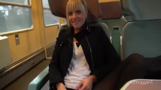 Dreiste Zugfahrt! Mitten Im Abteil Geschl