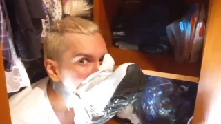 Süßer Junge gefesselt und schnüffelt an stinkenden Schuhen