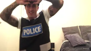 Tätowierter Hunk zieht sich aus und wichst ab