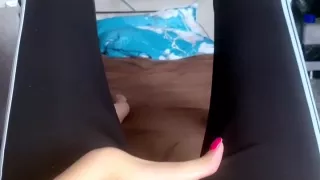 Junge Mutter neckt ihre Titten und fingert ihre Muschi