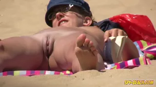 Stunning Hottie Shows Juicy Slit And Clit On The Beach