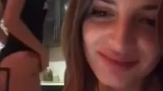 Mädchen langweilen sich an einem Samstagabend