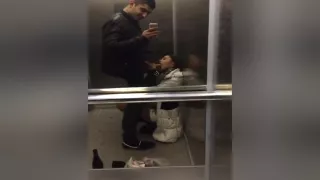 Neues Mädchen im Büro saugt Mitarbeiterin im Aufzug aus