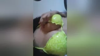 Türkisches Mädchen im gelben Bikini