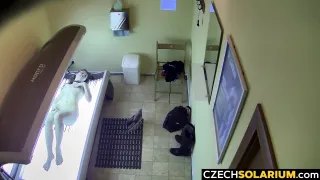 18 Yo Playing With Her Pussy In Solarium