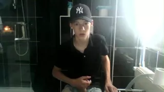 Twink in schwarzem Polo Top Gay Porn