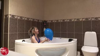 Bathtub With Bubbles And Balloon - Sex Movies Featuring Findom Goaldigger