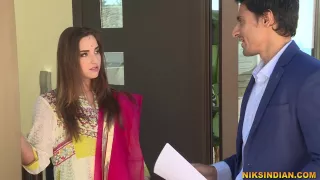 Betrügende Ehefrau Nisha fickt den Boss ihres Mannes - Sex Filme mit Niks Indian