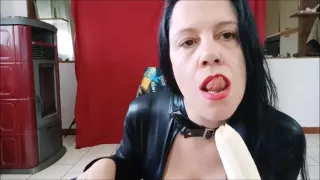 Sfigato Minidotato: Umiliato Da Una Banana