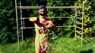 Nackter Sklave Entblößt Öffentlicher Outdoor Striptease Nesselspiel Körperschreiben Bdsm