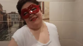 Bbw in nassem weißen T-Shirt saugt Schwanz und schluckt Sperma