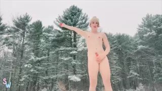 Shiri Allwood zieht sich in Painfully Tgirl aus und wichst sich im Schnee