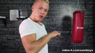 Teil Eins - Flexing - Muskelanbetung - Pissing - EastBoys