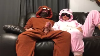 Bunny-Pyjama-Mädchen gibt Handjob auf der Couch beim Fernsehen