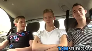 Drei junge Schwänze saugen sich gegenseitig die Schwänze und Bareback