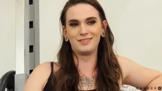 schlagen Modell in athletischen Trans Babe cumshowered in der Turnhalle von Transsexuellen