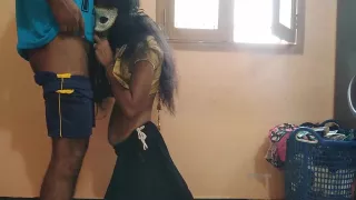 चौकीदार के साथ सेक्स किया मम्मी ने अकेले