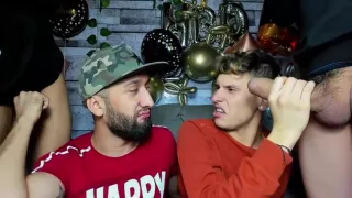 Schwule Twinks machen rum und lutschen Schwänze