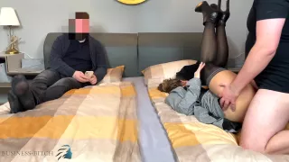 Dreier Sex Treffen - Praktikant fickt weiblichen Boss und spritzt Sperma auf ihre Muschi - Fremder beobachtet