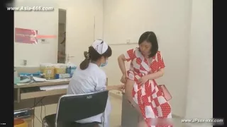 peeping chinese woman to go to the hospital for an injection.5