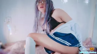 Schülerin Sissy Crossdresser masturbiert