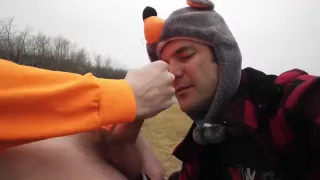 Fast beim Schwanzlutschen auf dem Wanderweg erwischt